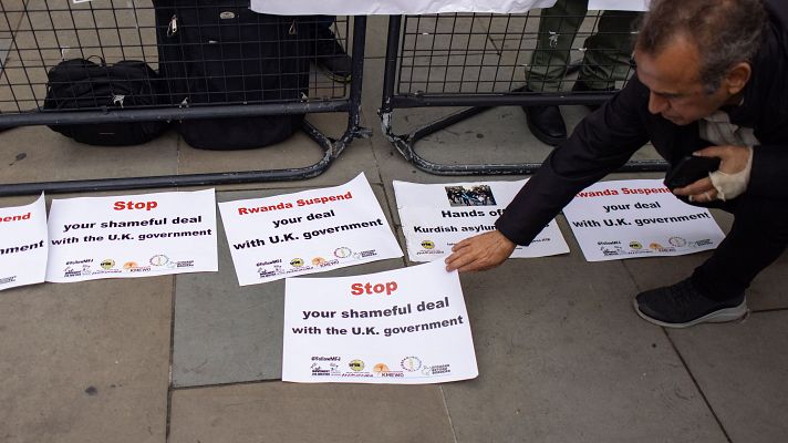Telediario 2 - Revés judicial al gobierno británico: declaran ilegal la deportación de migrantes a Ruanda