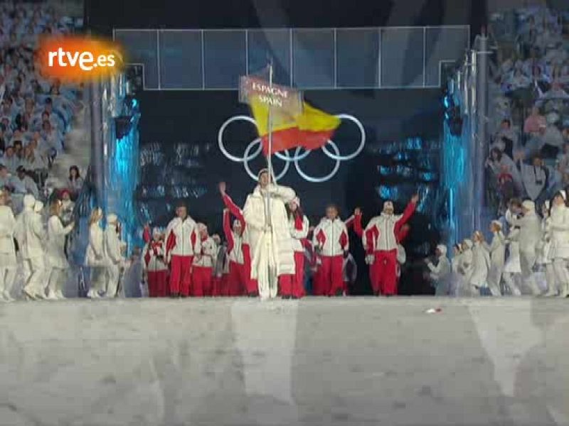 El equipo español que competirá en Vancouver 2010 hace su entrada en la ceremonia de apertura de los juegos con la abanderada Queralt Castellet liderando el grupo.