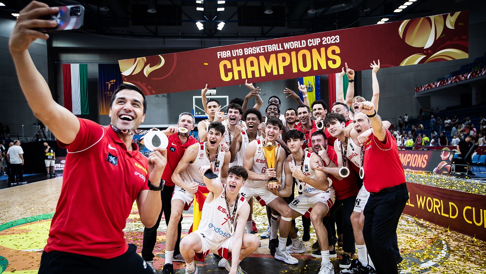 "¡Sí, sí, sí, la copa ya está aquí!": así se celebró el Mundial junior en el vestuario - ver ahora