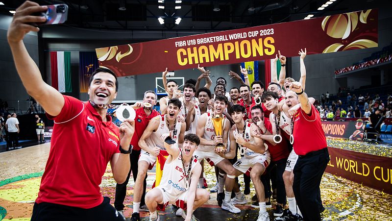 "¡Sí, sí, sí, la copa ya está aquí!": así se celebró el Mundial junior en el vestuario - ver ahora