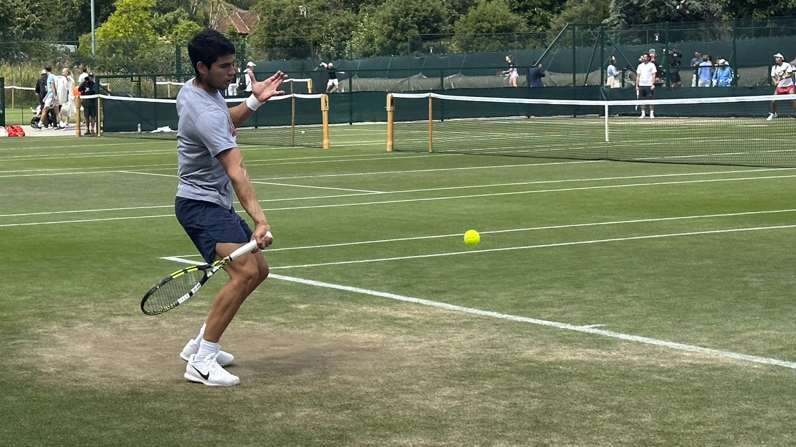 Carlos Alcaraz y las estrellas del tenis ultiman su preparación en Wimbledon -- Ver ahora