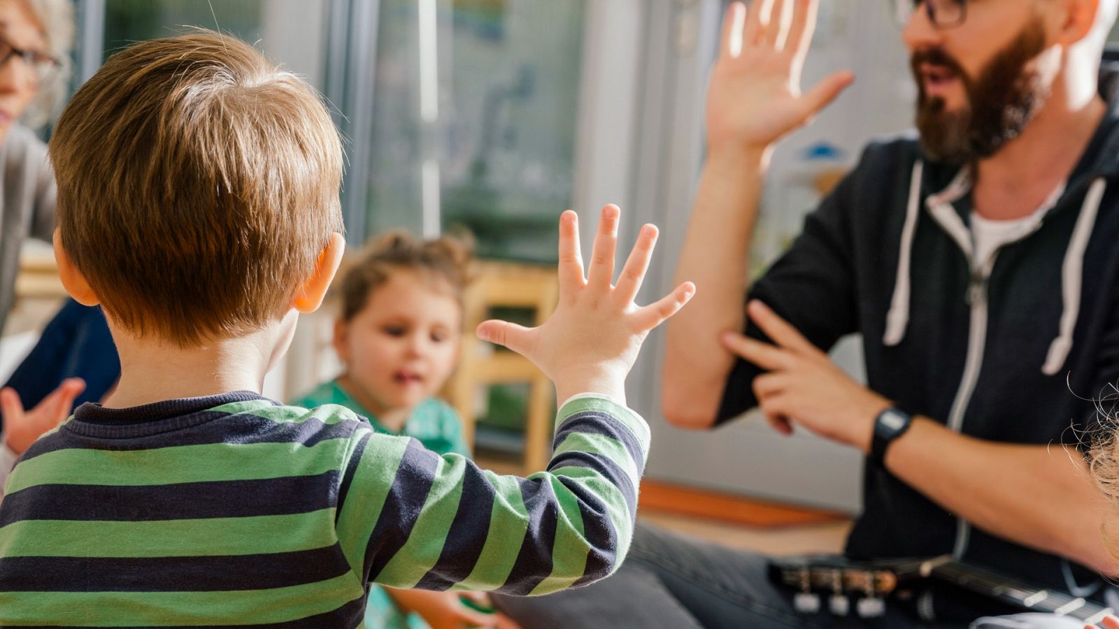 Profesores despedidos con las vacaciones: "No es solo en verano, también en Semana Santa o Navidad"