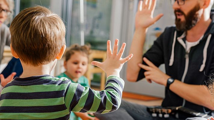 Hablando claro - Profesores despedidos con las vacaciones: "No es solo en verano, también en Semana Santa o Navidad"