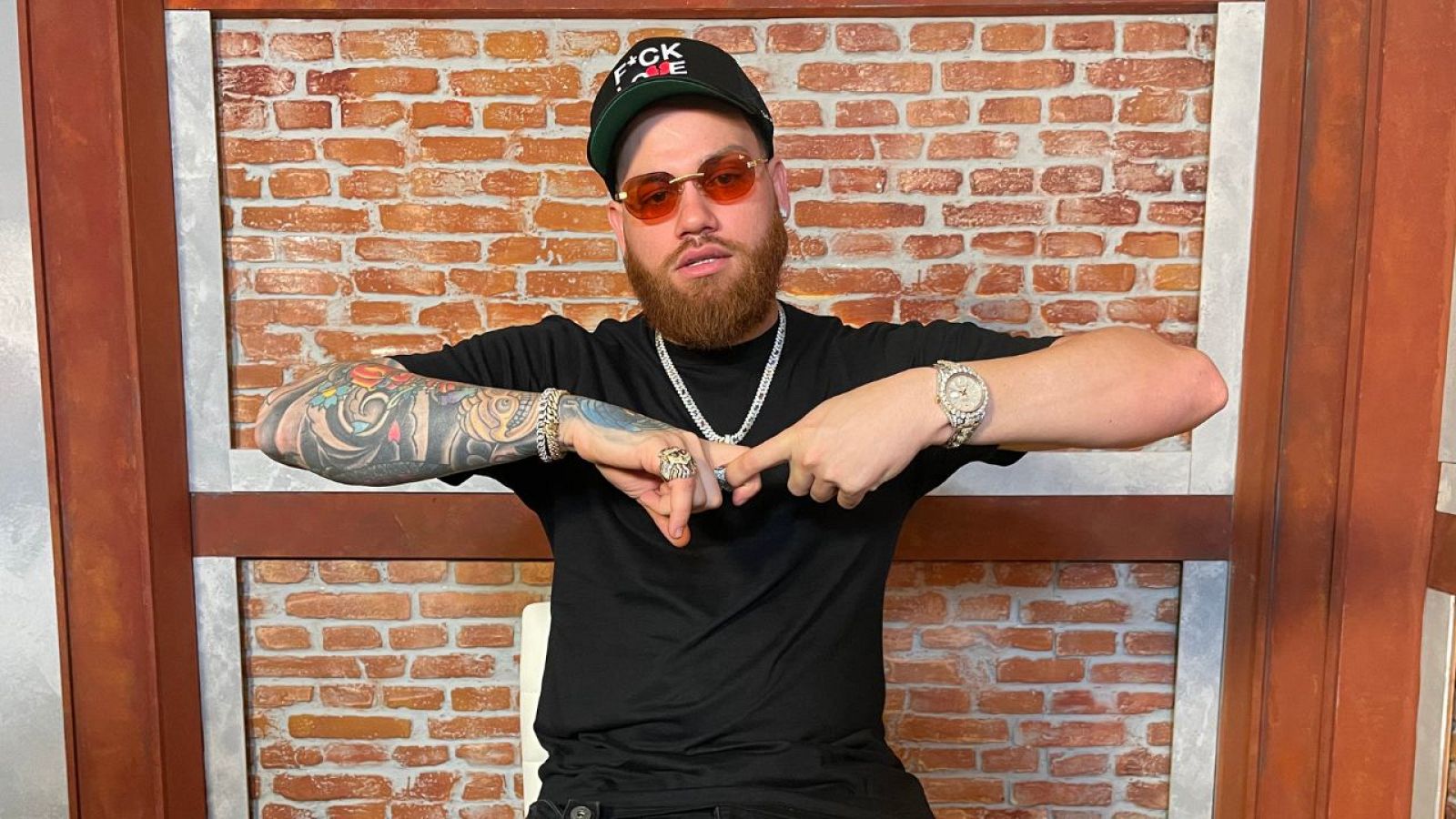 Entrevista con Miky Woodz presentando 'OG City', en Playz | Ver