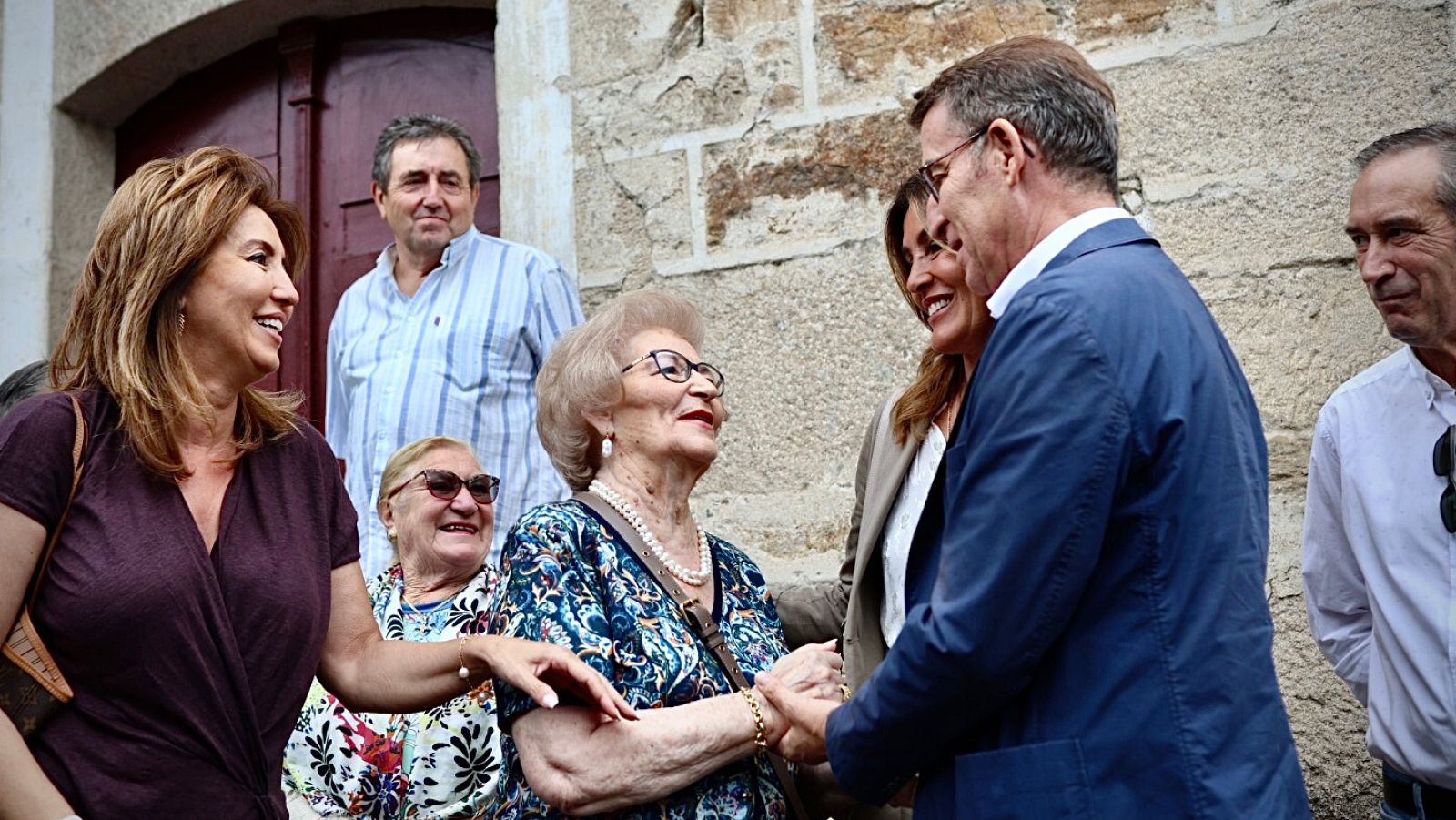 Feijóo llama al "cambio" desde Os Peares, su aldea natal