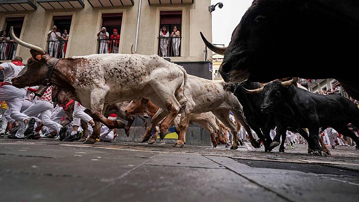 Telediario 1 - El primer encierro de San Fermín 2023 deja seis trasladados al hospital, ninguno por asta