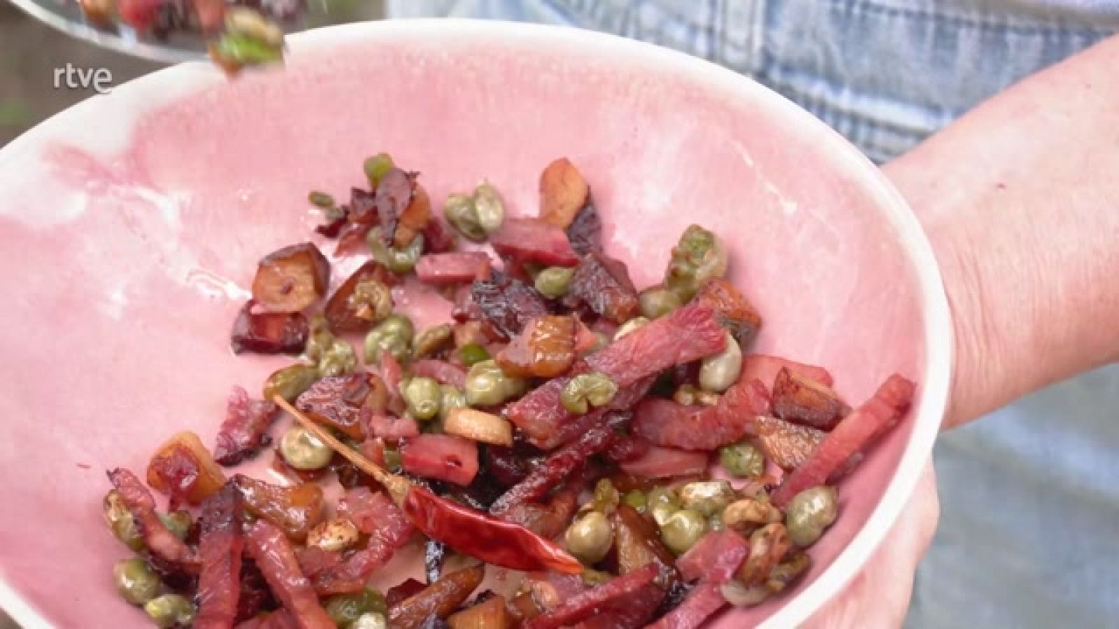 Receta de habas con jamón con Raquel Martos - Ahora o nunca | Ver