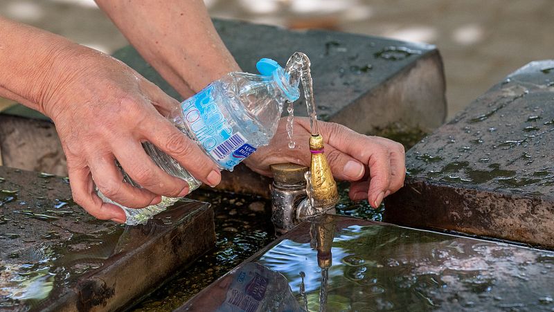 Fachadas pintadas de blanco, piscinas más baratas o vegetación: opciones para escapar del calor