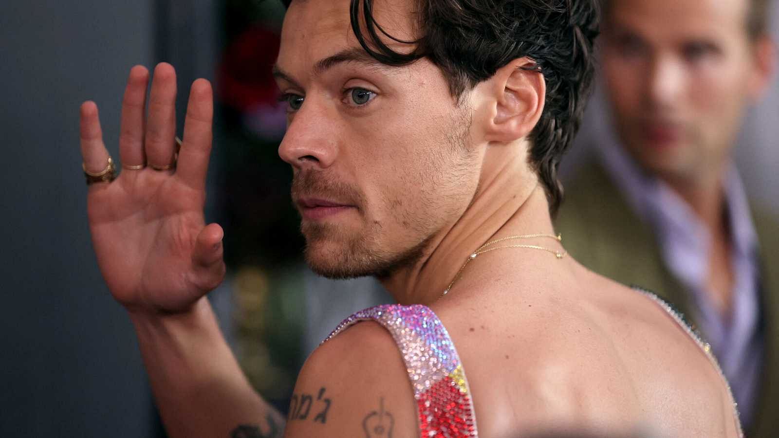 Harry Styles golpeado en pleno concierto por un objeto lanzado por un aficionado | Ver