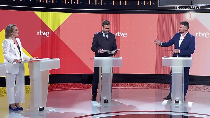 Especiales informativos - Rufián regala a Gamarra y Espinosa una revista infantil en catalán: "Esto lo están prohibiendo en la Comunidad Valenciana"