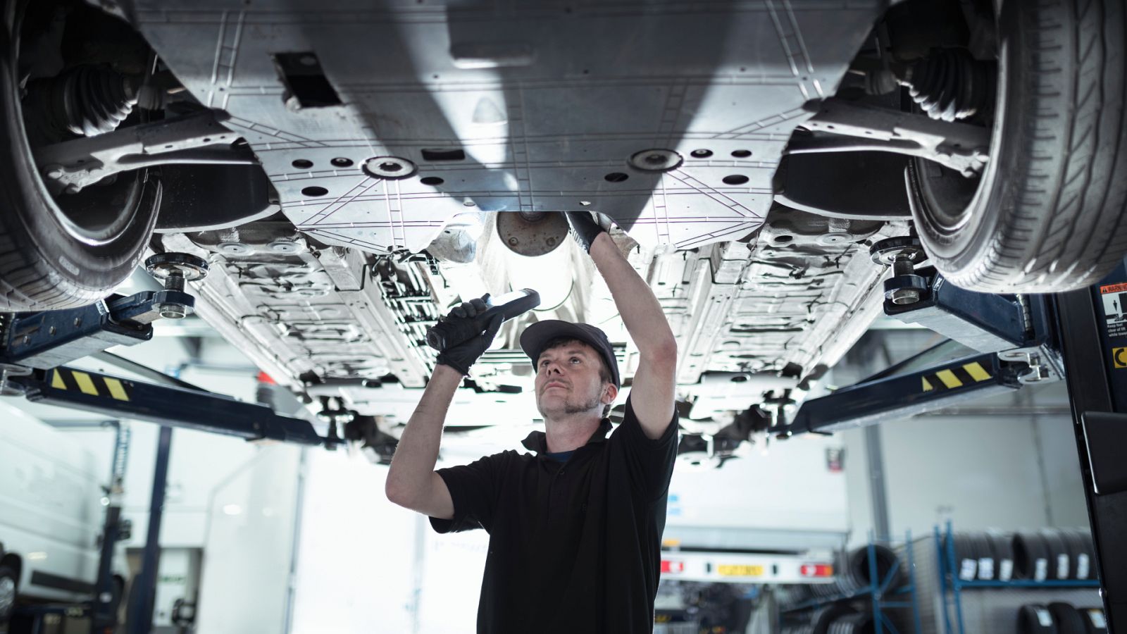 El trabajo se acumula en los talleres de automóviles antes de la nueva operación salida | Ver