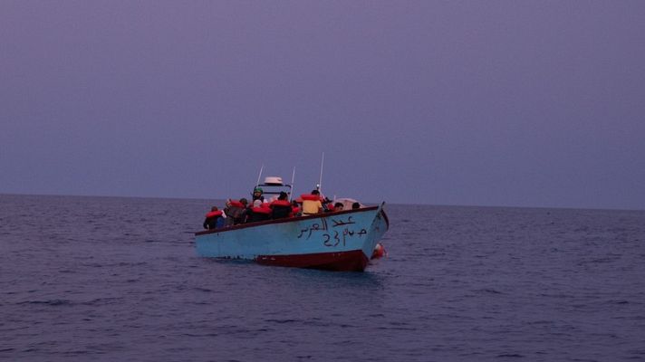 Telediario Fin de Semana - Rescatan a 41 migrantes, entre ellas 25 menores no acompañados, frente a las costas de Libia