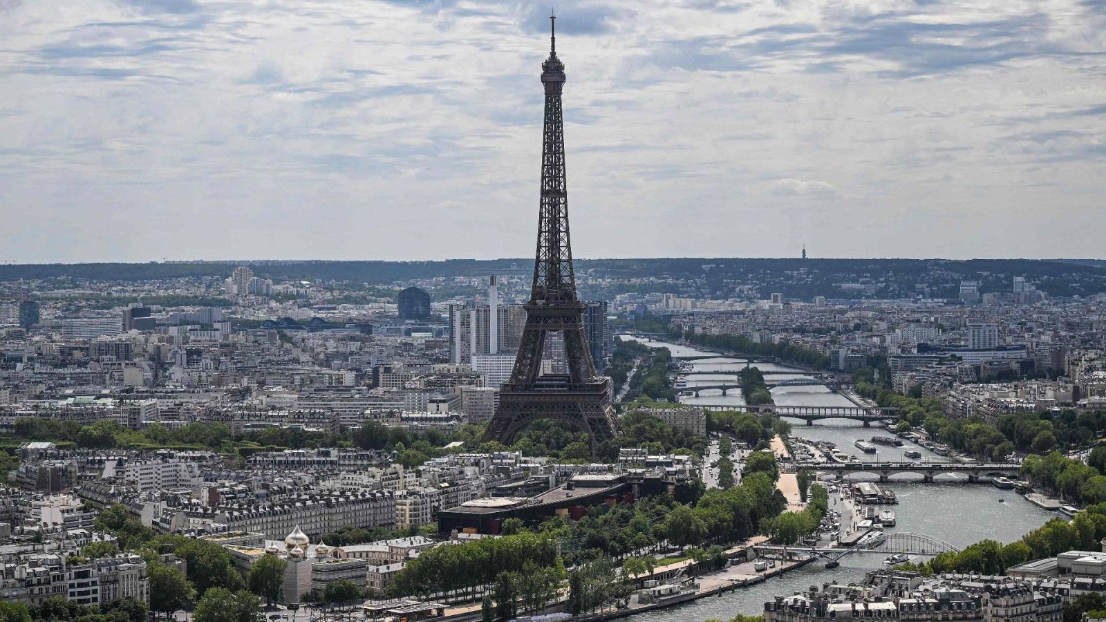 Una exposición inmersiva en París desvela los secretos de la Torre Eiffel | Ver