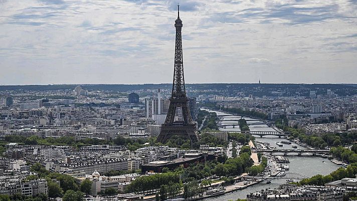 Telediario 1 - Una exposición inmersiva en París desvela los secretos de la Torre Eiffel