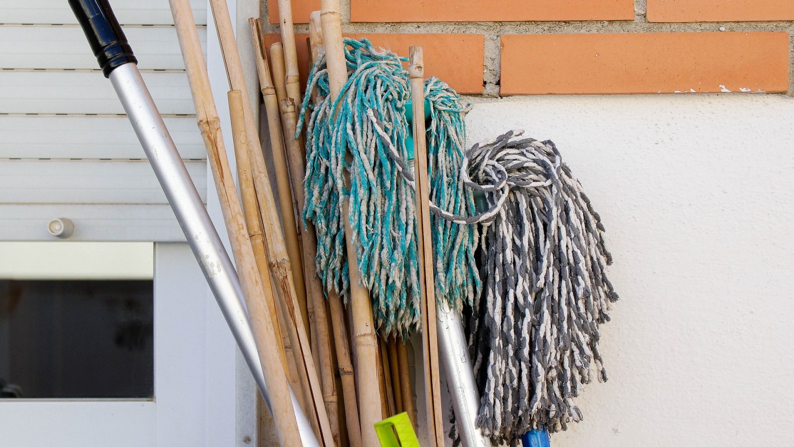 Tener la fregona en el balcón, taconear en las casas o jugar al dominó en las terrazas: las prohibiciones más curiosas en España