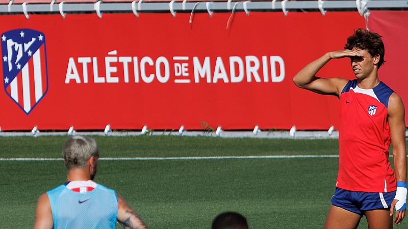 Aficionados llenan de pintadas la placa de Joao Félix en el Metropolitano | Ver