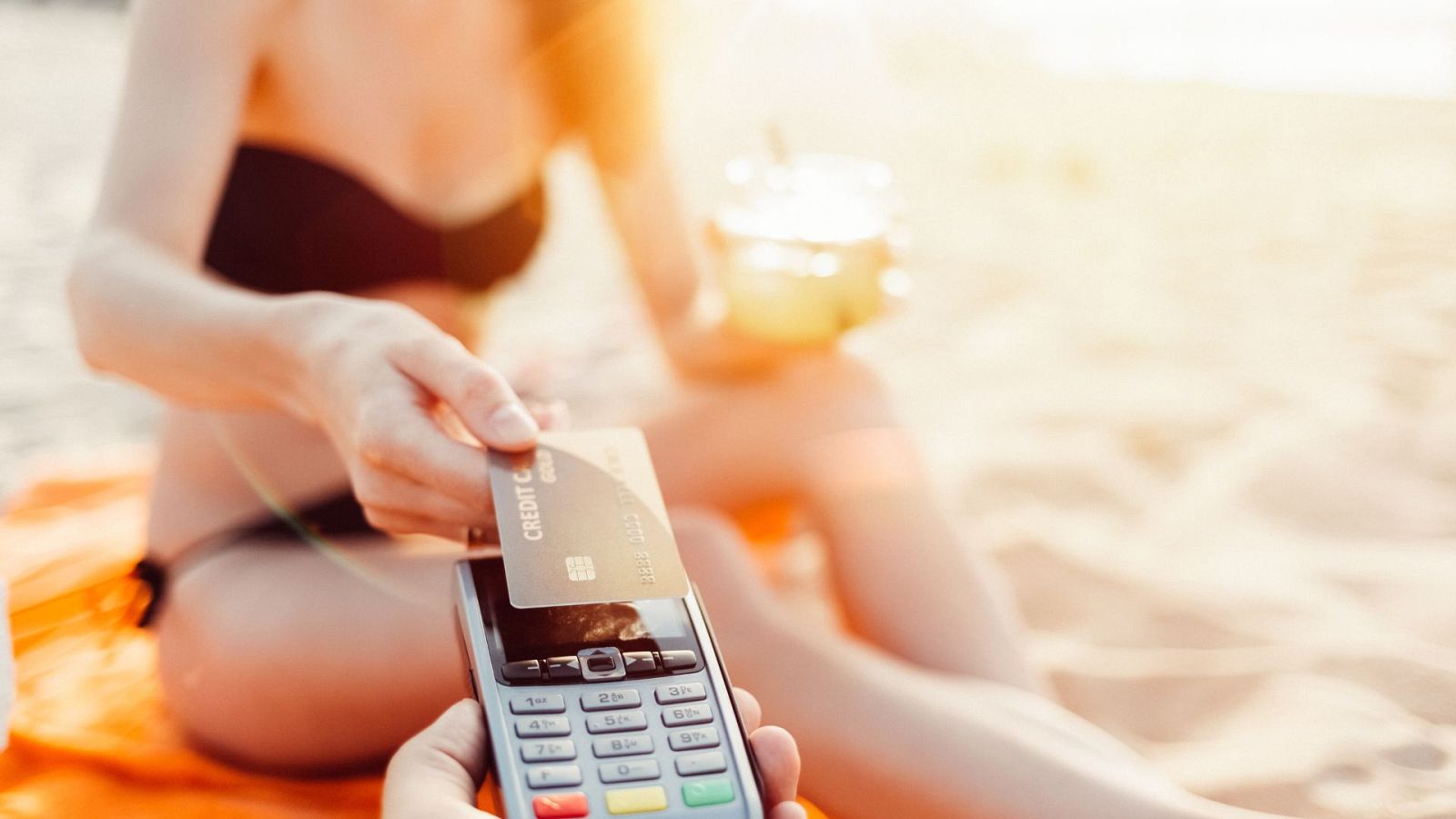 La Policía de Cádiz advierte que algunos alimentos de venta ambulante en las playas son poco higiénicos - Ver ahora