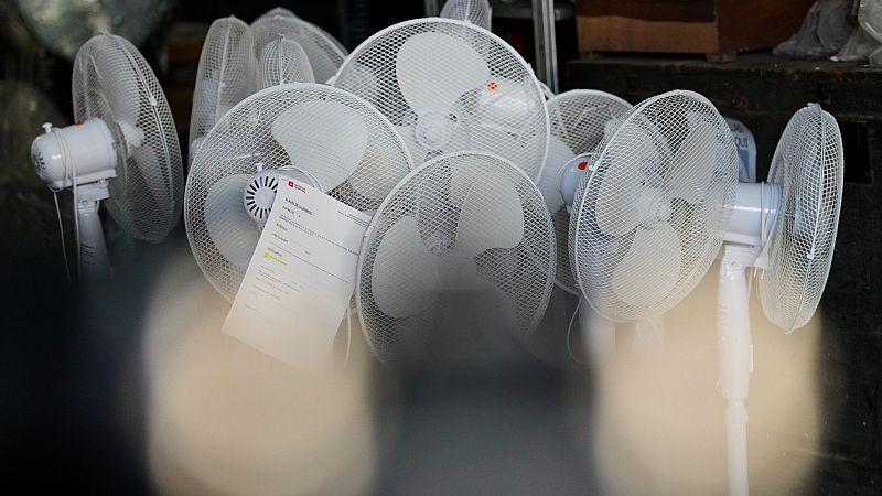 Los colegios electorales ultiman los preparativos para combatir el calor en el 23J