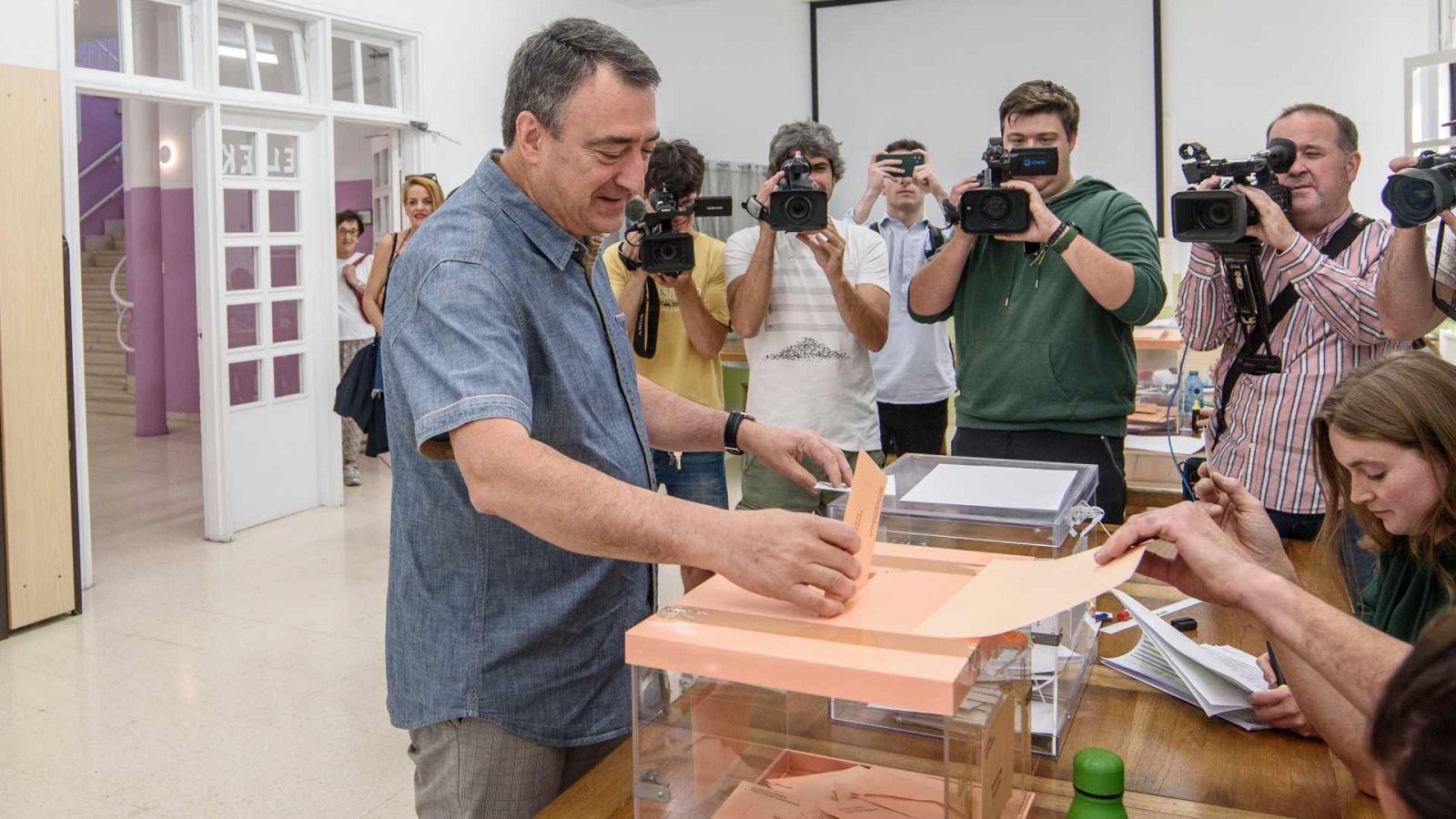Esteban (PNV) dice que son unas elecciones "muy importantes" - Especiales informativos | Ver