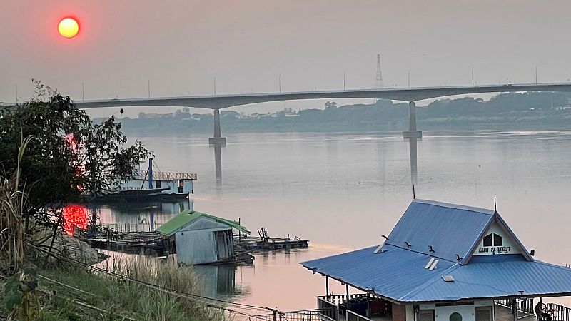 Pueblo de Dios - El puente de Mittraphap - ver ahora