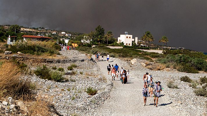Telediario 1 - Gran incendio en Rodas, Grecia: el Gobierno da refugio a 30.000 personas y evacúa a otras 2.000 fuera de la isla