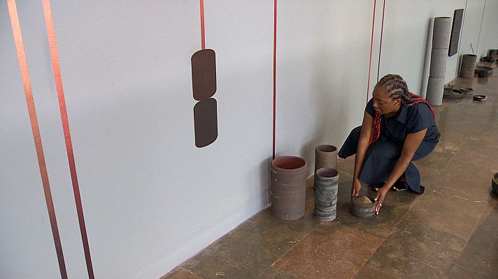 L'informatiu - Comunitat Valenciana - Otobong Nkanga denuncia la explotació de los recursos de la tierra en el IVAM