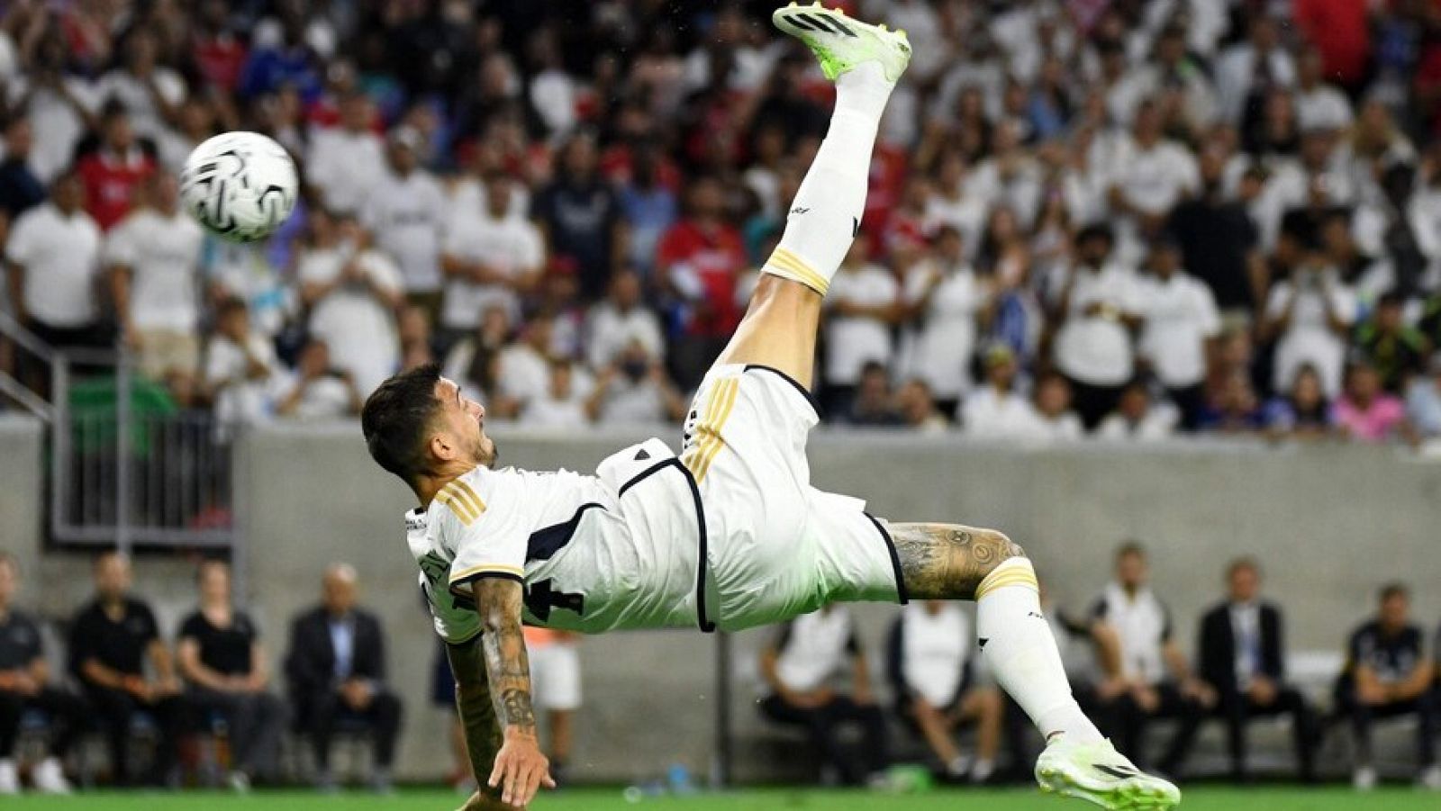 Bellingham y Joselu se estrenan con el Madrid frente al United | Ver