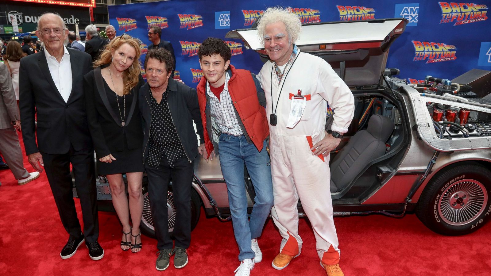 Los protagonistas de 'Regreso al futuro' presiden el estreno del musical en Broadway - La tarde en 24h | Ver