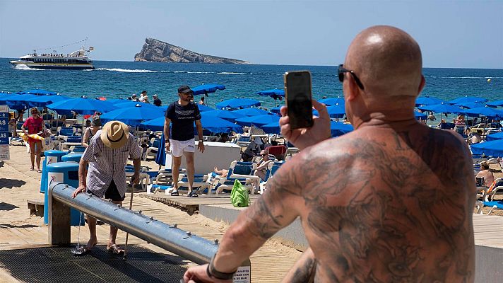 Telediario 1 - El verano triplica la población en algunos pueblos desbordando servicios