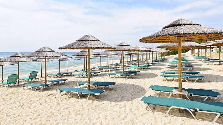 Telediario 1 - La proliferación de hamacas privadas en pequeñas calas provoca quejas de turistas y vecinos