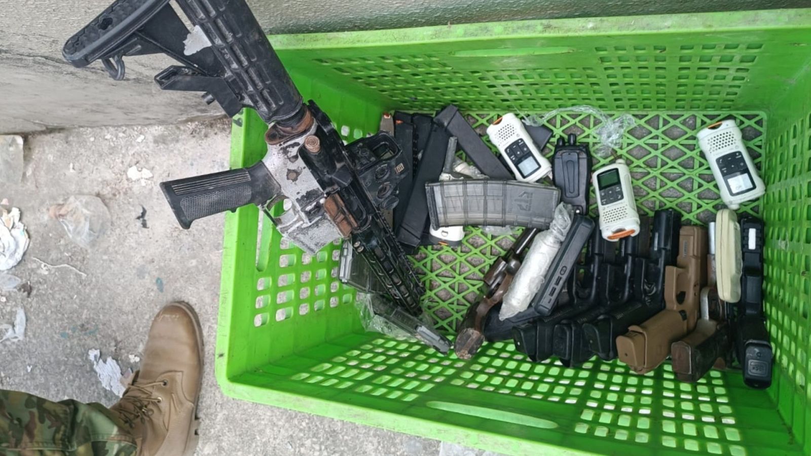 Hallan armas, granadas y drogas en una cárcel de Ecuador