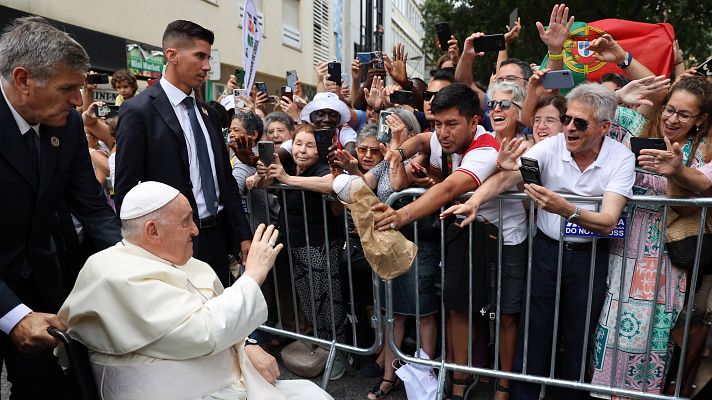 Telediario 1 - El papa llega a Lisboa donde le esperan un millón de jóvenes católicos