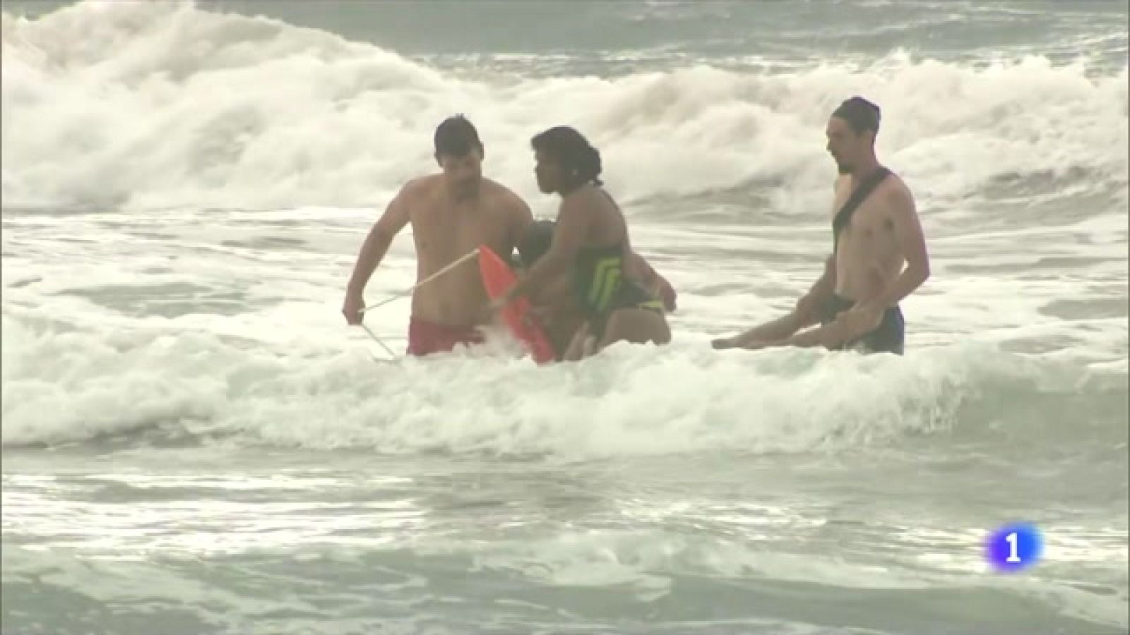 Acompanyem un equip de socorristes a la platja de Gavà