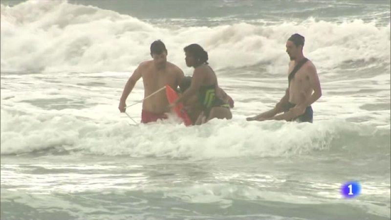Acompanyem un equip de socorristes a la platja de Gavà