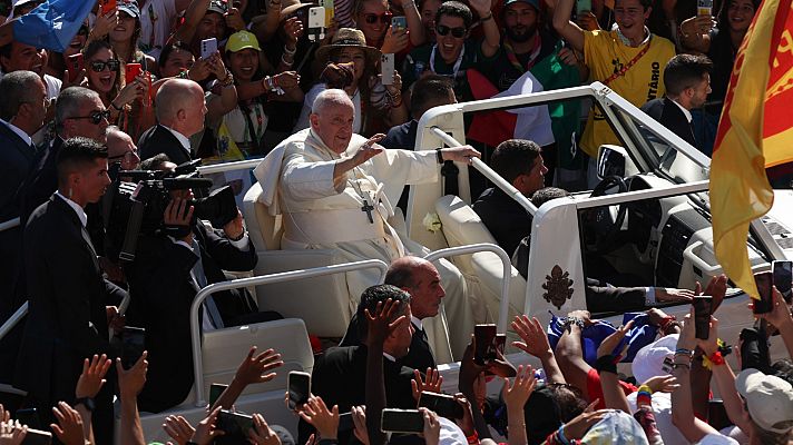 Telediario 2 - El papa Francisco confiesa a tres fieles y realiza un vía crucis en la JMJ de Lisboa