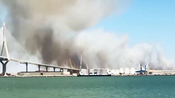 Telediario Fin de Semana - La humareda del incendio de Puerto Real cubre la bahía de Cádiz