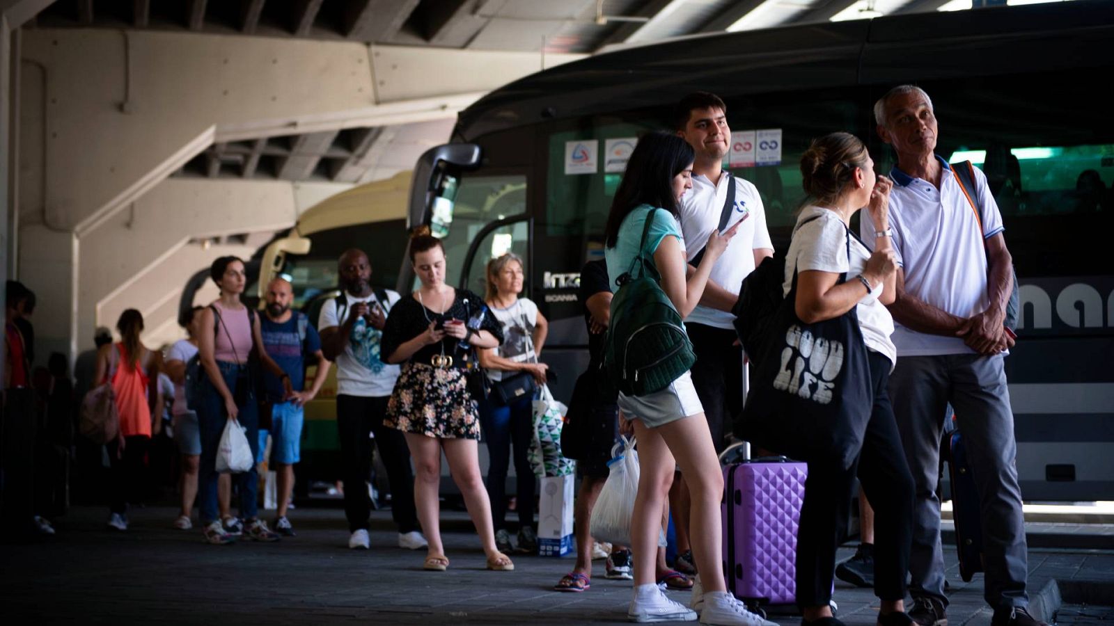 El puente de agosto provoca gran movimiento en las estaciones de autobuses para los que viajan al pueblo