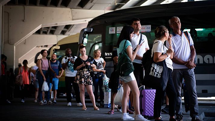 Telediario 1 - El puente de agosto provoca gran movimiento en las estaciones de autobuses por los que viajan al pueblo