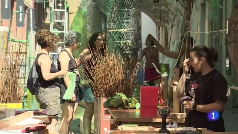 Últims preparatius als carrers guarnits per a la Festa Major de Gràcia