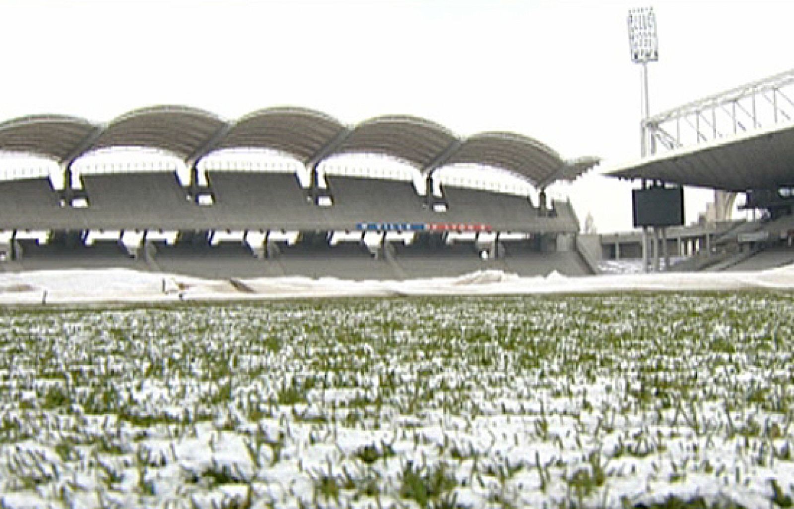 El césped del estadio del Olympique de Lyon está siendo 'calentado' con cañones de airre caliente para deshacer el hielo y conseguir que el terreno de juego esté en las mejores condiciones para el encuentro que disputarán ante el Real Madrid.