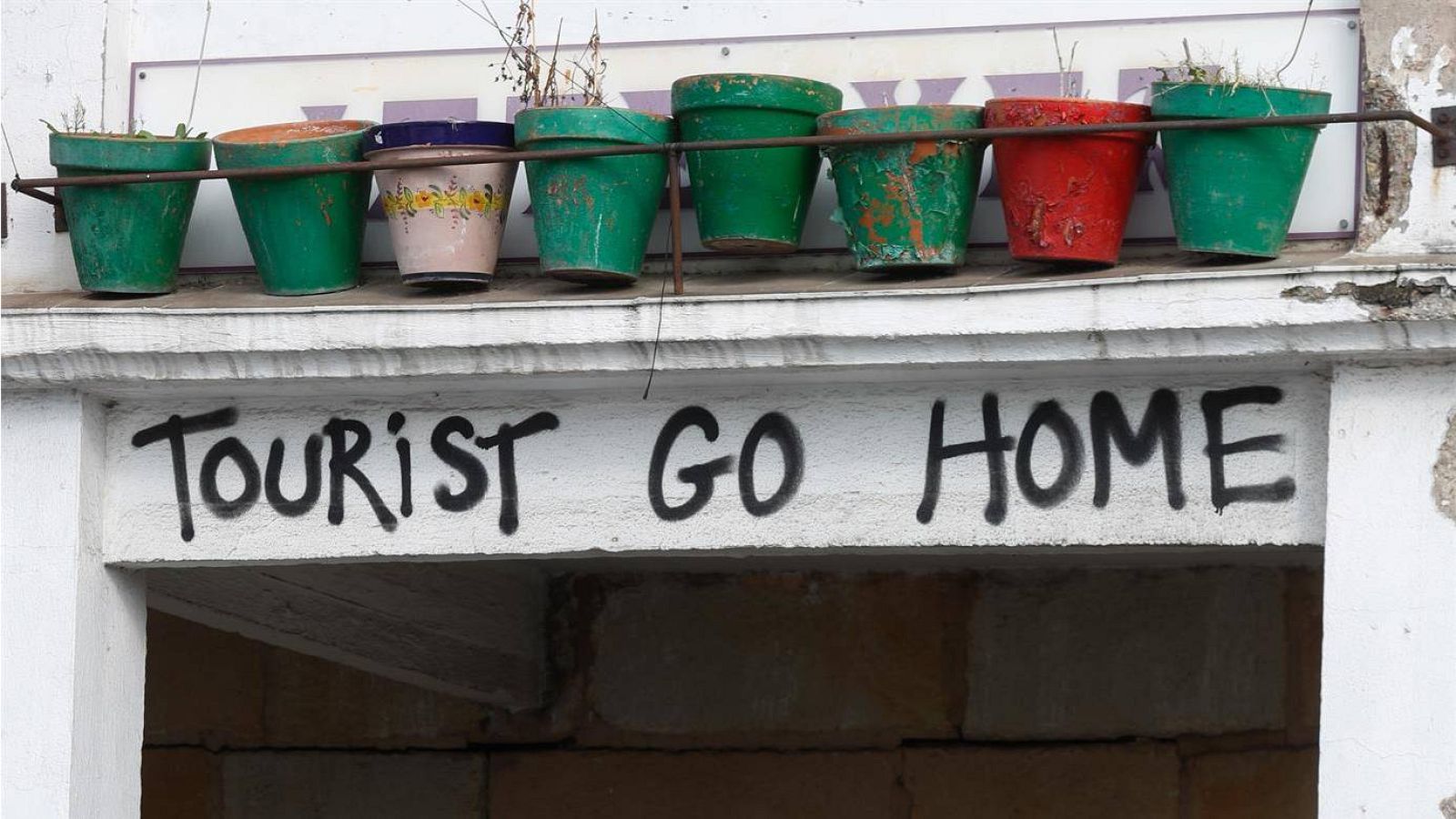 Turismofobia: aparecen carteles y pintadas contra la masificación turística | Ver