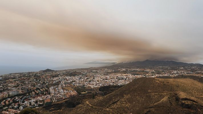 Telediario 2 - Las llamas continúan su avance en Tenerife: se han cerrado todos los accesos al Teide