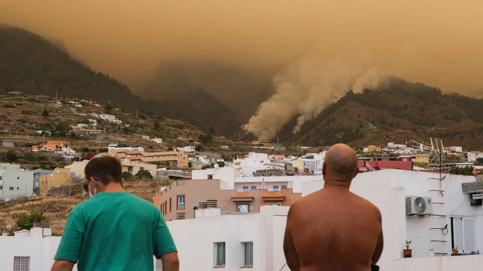 El incendio de Tenerife sigue sin control tras quemar más de 3.000 hectáreas