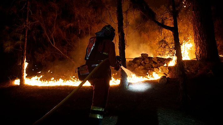 Telediario 2 - El incendio de Tenerife da un respiro al ralentizar su avance, pero sigue sin control