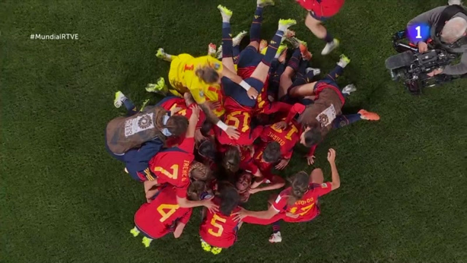 El pitido final y la locura: la emoción y las lágrimas de las jugadoras de España tras ganar la primera estrella