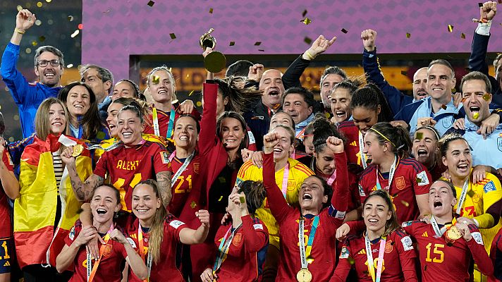 La reina y la infanta Sofía, emocionadas al entregar la copa del Mundo: \"¡Que bote Letizia!\"