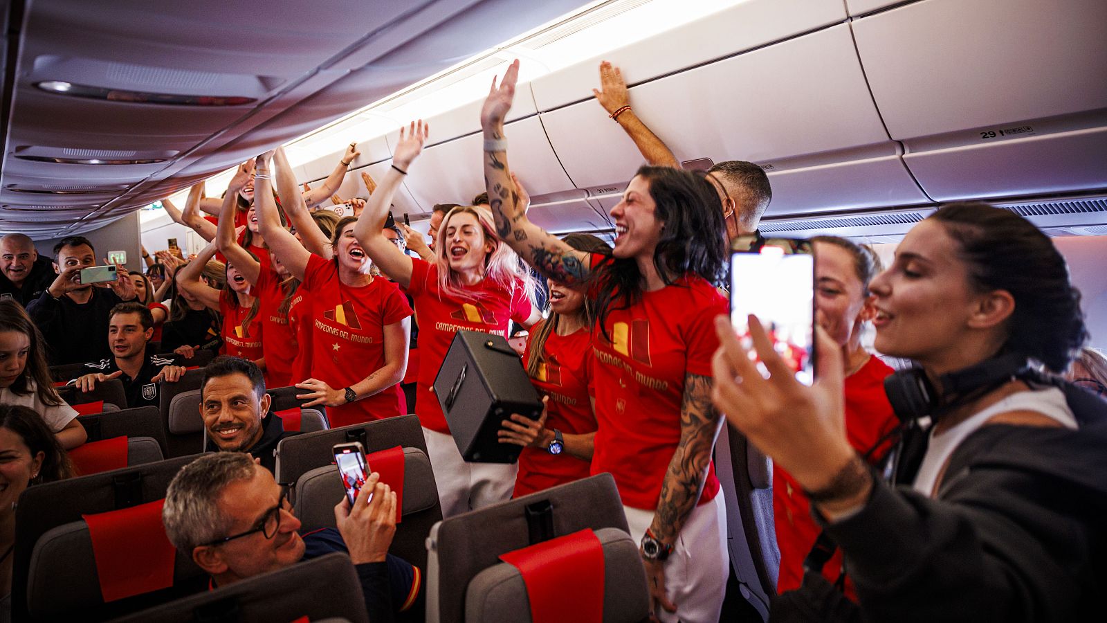Mundial femenino: la fiesta de las campeonas ya empezó en su avión | Ver