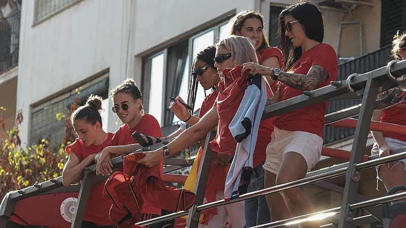 Las campeonas del mundo se dan otro ba�o de masas en las calles de Ibiza -- Ver ahora