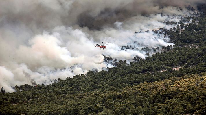 Telediario 1 - Los incendios arrasan Grecia, mientras el fuego del Parnaso ya amenaza Atenas