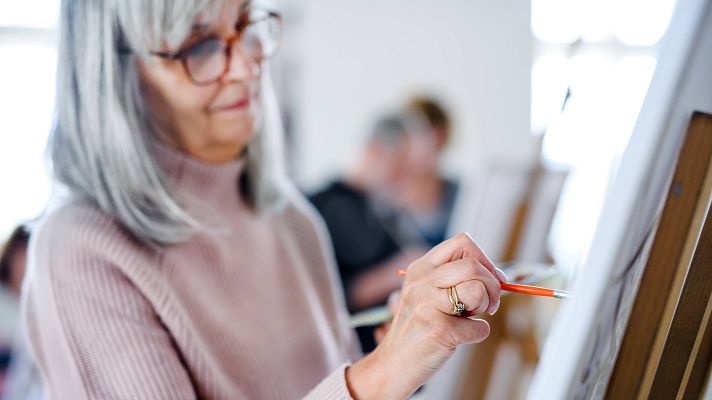 Telediario 1 - La UNED veta a una de sus profesoras, Pilar Ruiz-Va, por tener más de 70 años